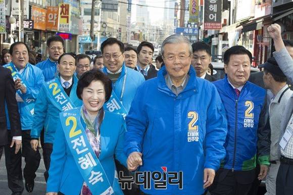 ▲ 더불어민주당 김종인 대표(왼쪽)이 전혜숙 후보 선거 운동을 돕고 있다. ⓒ 뉴데일리