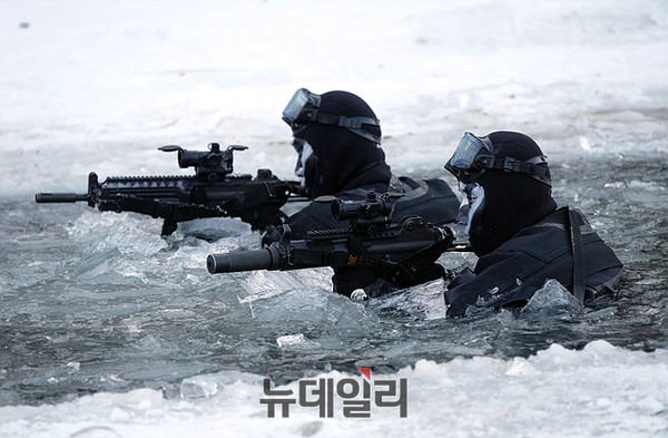 ▲ 황병산 동계 전술 훈련중인 육군 특전사 대원ⓒ 태상호 기자