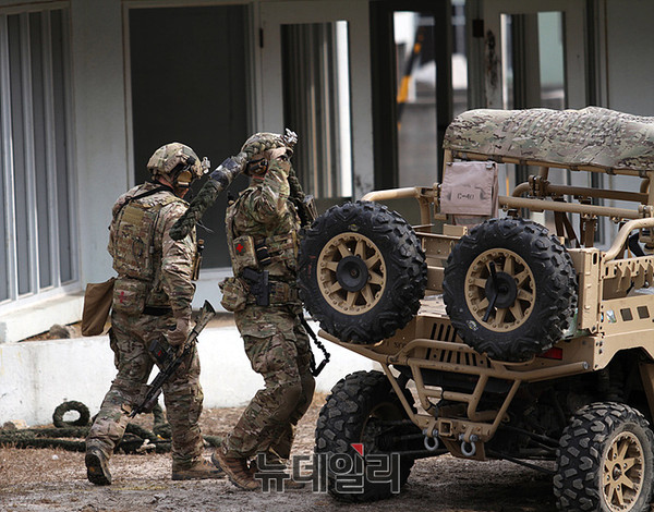 ▲ 로드리게스 훈련장에서 도심지 헬기 하강 침투 훈련중인 미군 특수부대원들 ⓒ 태상호 기자