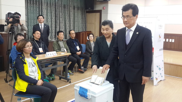 ▲ 이시종 충북도지사가 8일 청주 성안동주민센터에 마련된 사전투표소에서 부인 김옥신 여사와 투표를 하고 있다.ⓒ김종혁 기자