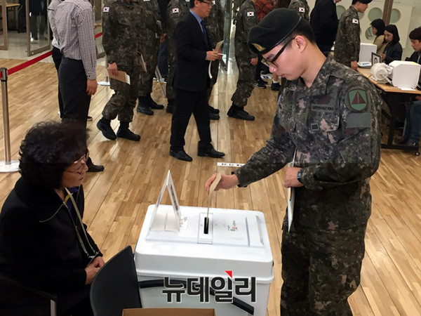 ▲ 8일 서초구 방배4동 주민센터에서 수도방위사령부 병사가 사전투표를 실시하고 있다. ⓒ뉴데일리 강유화 기자