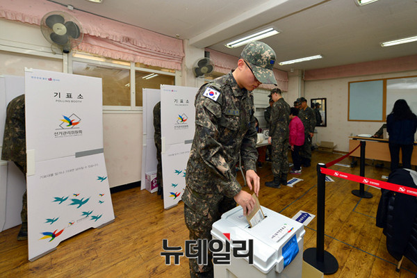 ▲ 8일 수원 공군기지 소속 장병이 사전투표를 하고 있다.ⓒ공군