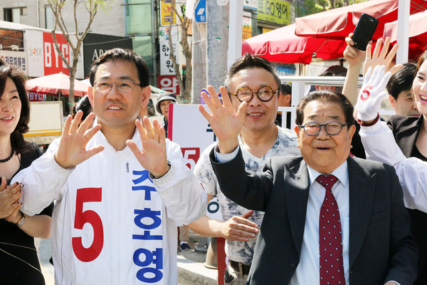 ▲ 방송인 송해씨(오른쪽)가 8일 주호영 후보 지원에 나선 가운데 주호영 후보(왼쪽)와 함께 지지자들에게 손을 흔들고 있다.ⓒ주 후보 측 제공