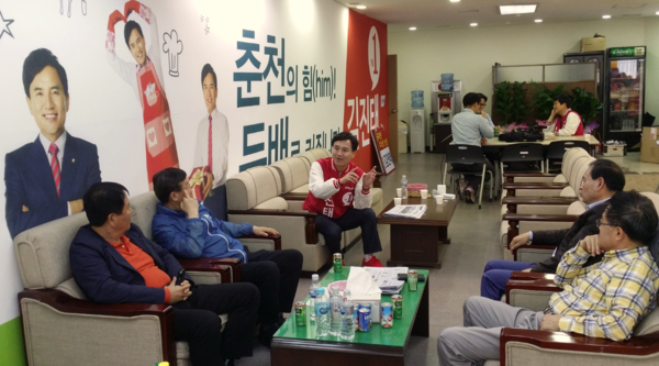 ▲ 김진태 후보가 춘천에 위치한 선거사무소에서 유권자들과 대화를 나누고 있다.ⓒ김현중 기자