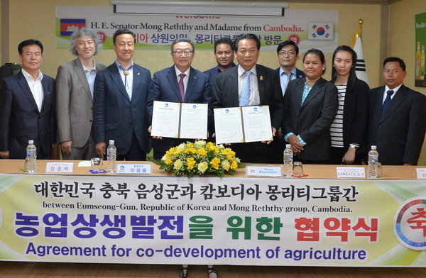 ▲ 음성군이 캄보디아 몽리티그룹과 농업상생발전 협약식을 갖고 있다.ⓒ음성군