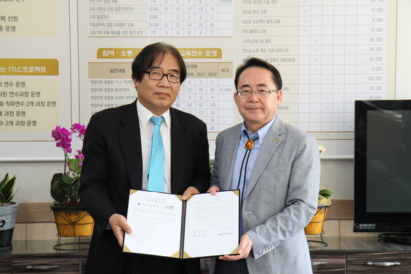 ▲ 사진 왼쪽부터 이도영 GTI코리아 대표 , 최완규 충북도단재교육연수원장.ⓒ충북단재교육원