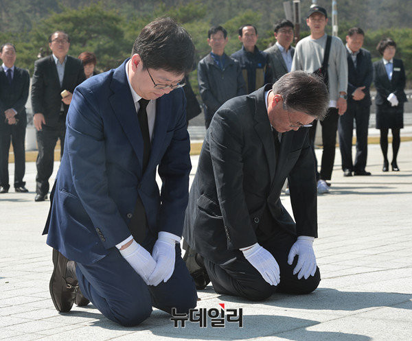 ▲ 더불어민주당 문재인 전 대표(오른쪽)가 8일 광주 5.18 민주묘지를 방문해 무릎을 꿇고 있다. ⓒ뉴데일리 정상윤 기자