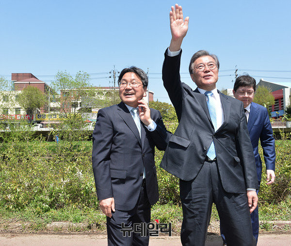 ▲ 문재인 전 대표가 8일 광주를 방문해 지지자들과 만나 손을 흔들며 인사하고 있다. ⓒ뉴데일리 정상윤 기자