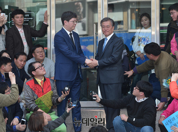 ▲ 문재인 전 대표가 8일 광주 충장로 우체국 앞에서 연설을 마치고 김홍걸 국민통합위원장과 악수를 나누고 있다. ⓒ뉴데일리 정상윤 기자