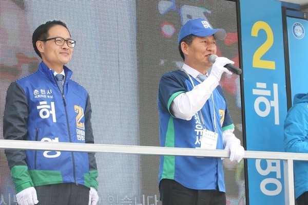 ▲ 6일 더불어민주당 더컸유세단장 정청래 의원이 강원 춘천시 강원대학교 후문에서 제20대 총선 춘천지역에 출사표를 던진 허영 후보의 지원유세에 나서고 있다. ⓒ뉴시스