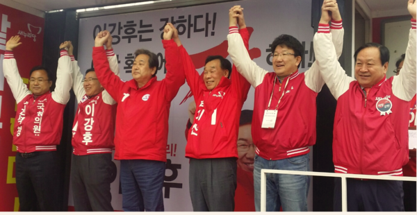 ▲ 9일 오전 강원도 원주시 남부시장 앞에서 김무성 새누리당 대표(왼쪽 세번째부터)가 원주갑 김기선 후보와 권성동 선대위 전략본부장, 한기호 강원도 권역별 선대위원장 등과 지원유세를 하고 있다.ⓒ김현중 기자