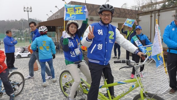 ▲ 9일 강원 춘천에서 선거유세 활동 중인 더불어민주당 허영 후보.ⓒ뉴시스