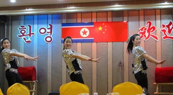 ▲ 통일부는 지난 8일 "북한 해외식당 직원 13명이 집단 탈출, 한국으로 귀순했다"고 밝혔다. 북한 해외식당은 김정은 집단의 주요 외화벌이 수단 가운데 하나다. 사진은 중국의 한 북한식당 저녁 공연장면. ⓒ통일부 블로그 캡쳐