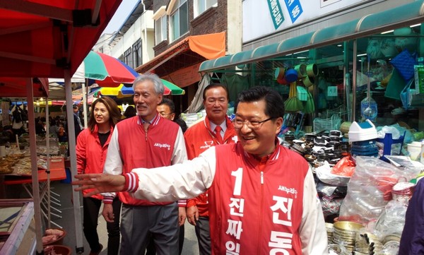 ▲ 새누리당 비례대표 12번 유민봉 전 청와대 정책기획수석이 9일 오후 유성 전통시장을 찾아 진동규 후보지지를 호소하고있다.ⓒ새누리당 대전시당