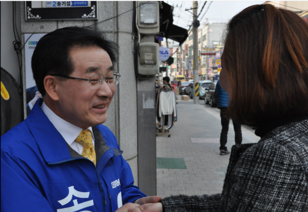 ▲ 송기섭 진천군수 후보가 진천읍의 유권자들을 만나 지지를 호소하고 있다.ⓒ신현구기자