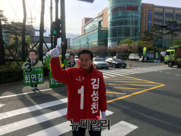 ▲ 9일 경남 창원시 진해구 3호광장 사거리 유세 현장에서 기호1번을 외치는 새누리당 김성찬 후보. ⓒ뉴데일리 순정우 기자