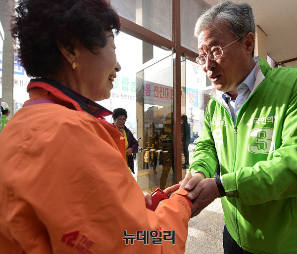 ▲ 국민의당 유성엽 후보(전북 정읍·고창)가 9일 오전 정읍실내체육관에서 지역 유권자들에게 인사하고 있다. ⓒ정읍(전북)=뉴데일리 정상윤 기자