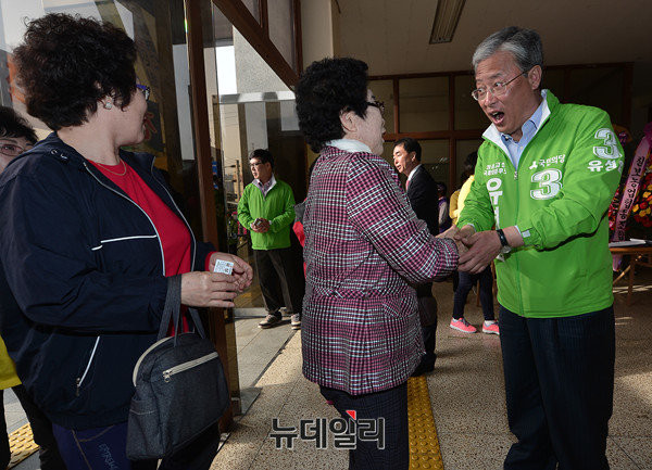 ▲ 국민의당 유성엽 후보(전북 정읍·고창)가 9일 오전 정읍실내체육관에서 오랜만에 다시 만난 지역민과 반가움과 놀라움이 섞인 인사를 나누고 있다. ⓒ정읍(전북)=뉴데일리 정상윤 기자