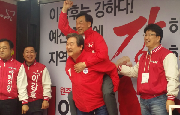 ▲ 9일 오전 강원도 원주시 남부시장 앞에서 김무성 새누리당 대표(왼쪽 세번째)가 김기선 원주갑 후보를 업고 김 후보에 대한 지지를 호소하고 있다.ⓒ김현중 기자