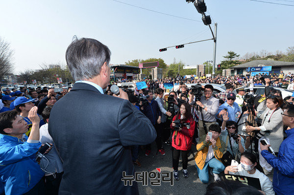 ▲ 전주 전북대 앞에서 진행된 문재인 전 대표의 유세지원 현장에 플래카드를 든 지지자들이 모여 환호하고 있다. ⓒ뉴데일리 정상윤 기자