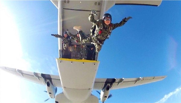 ▲ 서대영 상사가 고공점프를 하고 있다. ⓒ육군 제공