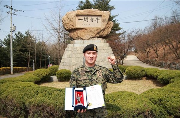 ▲ 서대영 상사가 고공점프를 하고 있다. ⓒ육군 제공