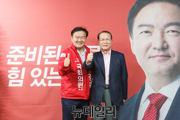 ▲ 지난 3일 인천 연수을(乙) 새누리당 민경욱 후보 선거사무실을 찾은 김기춘 전 청와대 비서실장. ⓒ뉴데일리