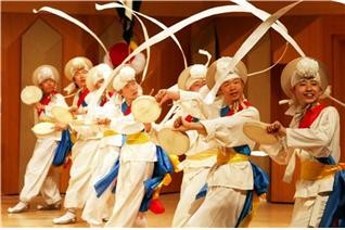 ▲ 청주예술제가 지난 8일 개막된 가운데 행사에 참여한 시민들이 사물놀이를 하고 있다.ⓒ청주예총