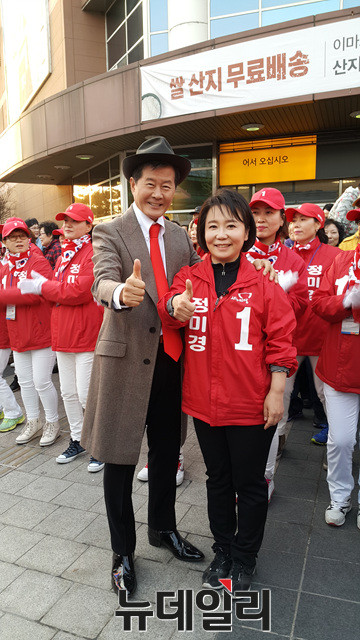 ▲ 지난 7일 오후 가수 태진아씨가 경기 수원무 지역에 출마한 새누리당 정미경 후보 지원 유세에서 엄지손가락을 들어보이고 있다. ⓒ뉴데일리