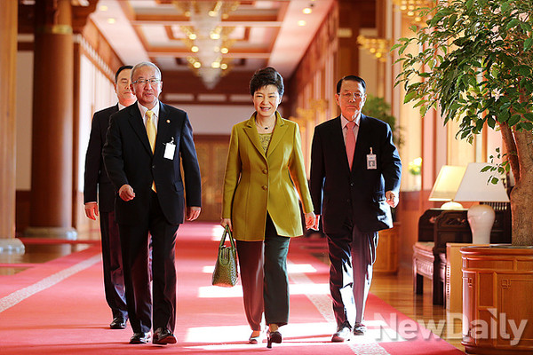 ▲ 박근혜 대통령이 국무회의를 들어가는 모습. 사진 오른쪽에 김기춘 비서실장이 함께 하고 있다. ⓒ 뉴데일리 DB