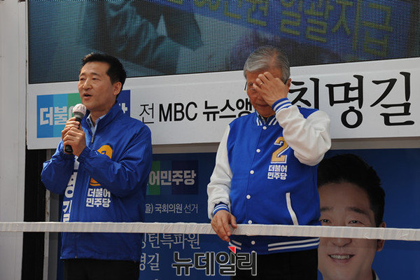 ▲ 더불어민주당 김종인 대표는 이날 서울 송파에 위치한 석촌호수도 방문했다. 여기에서는 최명길 후보도 지원유세했다. ⓒ뉴데일리 정재훈 기자