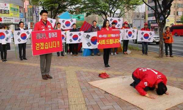 ▲ 김문수 후보가 지난 6일 시작된 '백배사죄'를 5일째 이어가고 있다. 새누리당 공천파동에 대한 사과의미로 시작된 백배사죄는 10일 500백배를 넘고 있다.ⓒ김 후보 측 제공