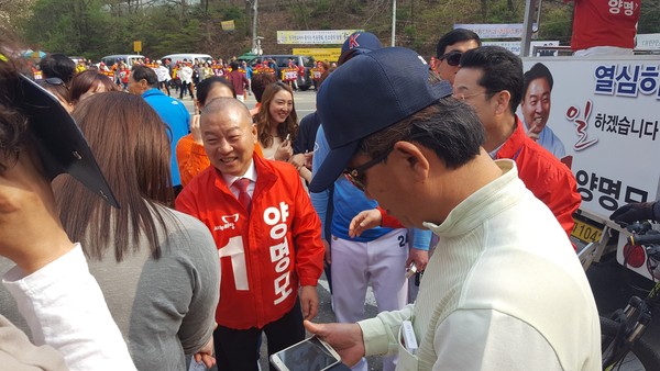 ▲ 양명모 후보가 10일 함지산 유세에 나서기 전 함지산 입구에서 지지자들과 인사를 나누고 있다.ⓒ양 후보 측 제공