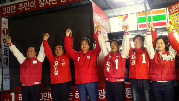 ▲ 정갑윤 국회부의장(왼쪽)과 김무성 새누리당 대표(왼쪽 세번째)가 10일 오후 울산시 동구 일산해수욕장 사거리에서 열린 안효대(울산 동구) 후보 지원유세에서 유권자들에게 여당에 대한 지지를 호소하고 있다. ⓒ김현중 기자