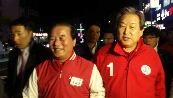 ▲ 울산 중구 새누리당 정갑윤 후보와 김무성 새누리당 대표.ⓒ김현중 기자