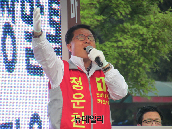▲ 새누리당 정운천 후보(전북 전주을)가 10일 서신동 왕국환한의원앞 사거리에서 열린 집중유세에서 전주의 새벽을 깨우겠다는 의지를 담아 힘차게 꼬끼오를 외치고 있다. ⓒ전주(전북)=뉴데일리 정도원 기자