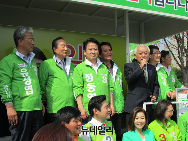 ▲ 국민의당 전주 지역 출마자들이 10일 평화동 사거리에서 집중유세를 가진 가운데, 김한길 전 대표가 마이크를 잡고 지원유세를 하고 있다. 연단 왼쪽으로 권노갑 고문, 아랫쪽에는 최명길 여사가 보인다. ⓒ전주(전북)=뉴데일리 정도원 기자