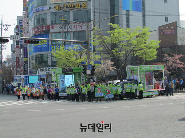 ▲ 10일 국민의당 전주 집중유세가 열린 평화동 사거리에 국민의당 선거운동원들과 이를 지지하는 시민들이 운집한 가운데, 뒷쪽으로 같은 장소에서 후속 유세를 진행하기 위해 모인 더불어민주당 선거운동원들이 보인다. ⓒ전주(전북)=뉴데일리 정도원 기자