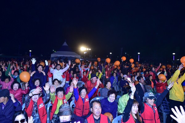 ▲ 2016 대가야체험축제에 참가한 관람객들이 지난 10일 폐막식에서 환호를 하며 행사의 즐거움을 함께 나누고 있다.ⓒ고령군 제공