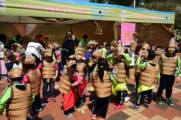 ▲ 대가야갑옷만들기 체험장에서 어린이들이 갑옷을 입어보는체험을 하고 있다.ⓒ고령군 제공