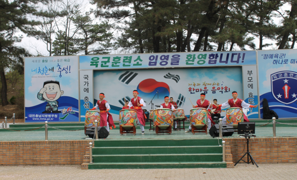 ▲ 2015년 개최된 육군훈련소 군악대의 입영문화제에서의 모듬북 축하공연 모습. ⓒ