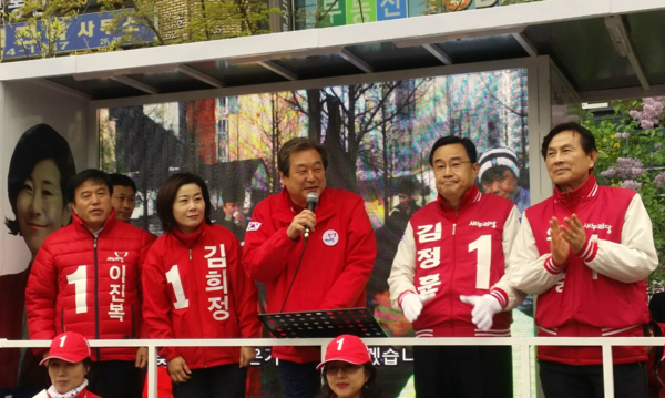 ▲ 11일 새누리당 김무성 대표가 부산 연제구 연산역 앞에서 김희정 후보에 대한 지원유세를 하고 있다.ⓒ김현중 기자