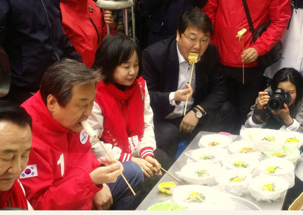 ▲ 김무성 새누리당 대표가 11일 오후 자신의 지역구인 부산 중구 국제시장에서 부인 최양옥 씨 등 당원들과 함께 어묵을 먹고 있다. ⓒ김현중 기자