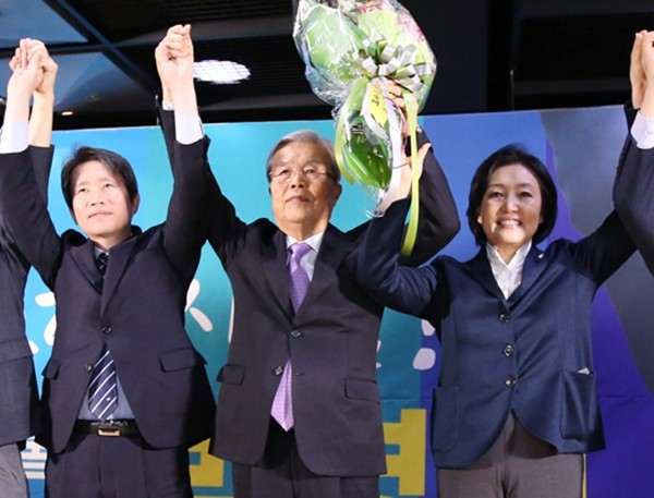 ▲ 지난달 12일 박영선 후보 선거사무소 개소식에는 김종인 대표(가운데)와 정운찬 전 총리(왼쪽)를 비롯한 많은 현역 국회의원들이 참석했었다. ⓒ박영선 후보 블로그