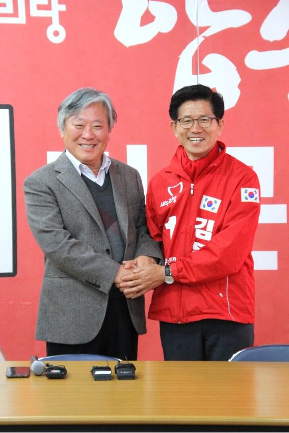 ▲ 이문열 작가(왼쪽)가 11일 오전 김문수 새누리당 후보 사무실을 찾아 김 후보 지지를 선언했다.ⓒ김 후보 측 제공