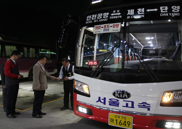 ▲ 단양주민들이 인천공항으로 가는 공항버스를 타기 위해 줄을 서고 있다.ⓒ단양군