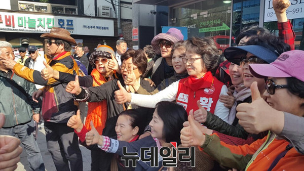 ▲ 11일 서울 용산구 국회의원 선거에 출마한 새누리당 황춘자 후보가 남영 삼거리 앞에서 지역 주민들과 기념촬영을 하고 있다. ⓒ오창균 기자