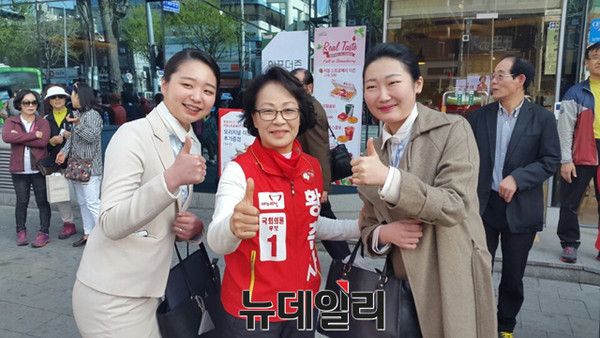 ▲ 11일 서울 남영 삼거리 앞에서 서울 용산구에 출마한 새누리당 황춘자 후보가 청년들과 인사를 나누고 있다. ⓒ오창균 기자