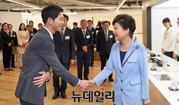 ▲ 박근혜 대통령이 11일 오전 서울 문화창조벤처단지에서 열린 K-Style Hub 한식문화관 개관식에 참석, 배우 송중기와 악수하고 있다. ⓒ뉴데일리