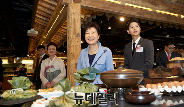 ▲ 박근혜 대통령이 11일 오전 서울 문화창조벤처단지에서 열린 K-Style Hub 한식문화관 개관식에 참석, 시찰하고 있다. ⓒ뉴데일리